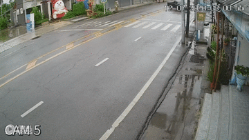 Xe bán tải mất lái đâm vào cột điện rồi xoay nhiều vòng trên đường