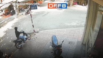 Gặp CSTT, thanh niên đi ngược chiều lao thằng vào cột biển tên đường