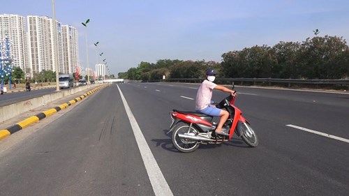 Hàng loạt xe quay đầu bỏ chạy khi thấy CSGT trên Đại lộ Thăng Long