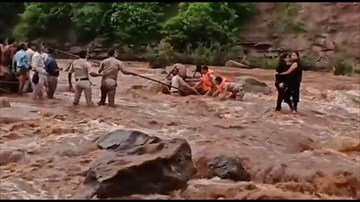 Nghẹt thở giải cứu 2 cô gái ra giữa dòng nước xiết chụp ảnh ‘tự sướng’