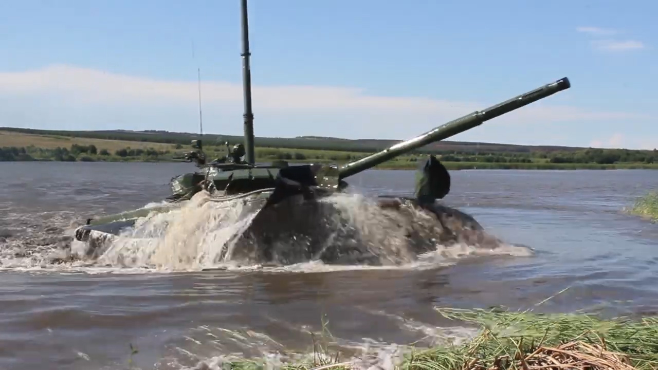 В танке была вода. Танк в воде. Танк плавает под водой. Танк акаба на дне моря. Диорама затонувший танк.