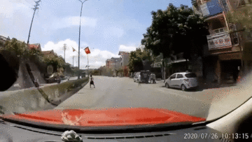 Bất ngờ lao nhanh sang đường, bé trai suýt bị ôtô đâm trúng