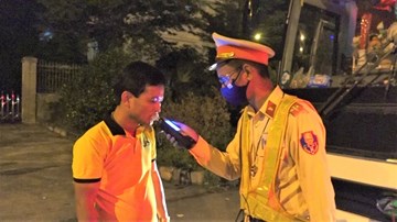 CSGT xuyên đêm kiểm tra xe khách sau loạt tai nạn nghiêm trọng