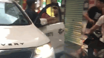 Tranh cãi giao thông, tài xế ô tô bất ngờ tát ngã người phụ nữ đi xe máy