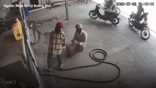 Trạm xăng bất ngờ phát nổ, nhiều người hoảng hốt bỏ chạy