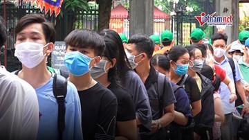 Du khách đeo khẩu trang xếp hàng rửa tay, đo thân nhiệt tại Hà Nội