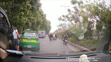 Sau va chạm, tài xế xe tải hùng hổ cầm dao xuống ‘nói chuyện’