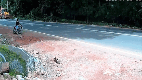 Khoảnh khắc người đàn ông thoát chết khi bị máy xúc lao thẳng vào người