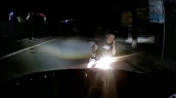 Nửa đêm, ô tô bất ngờ bị thanh niên đi xe máy chặn đầu rồi bỏ xe rời đi