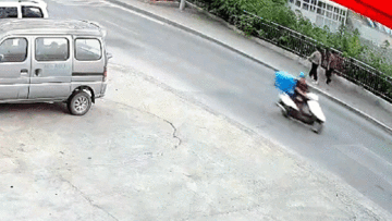 Hai người phụ nữ đang đi bộ bất ngờ bị vỉa hè ‘nuốt chửng’ ở Trung Quốc