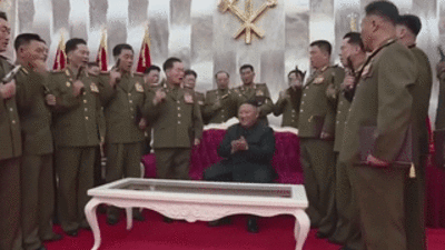 Quân nhân Triều Tiên được NLĐ Kim tặng súng lục đặc biệt