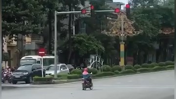 Người phụ nữ dừng chờ đèn đỏ khiến cư dân mạng 'cạn lời'