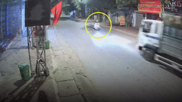 Đi xe máy lao vào đầu xe tải, cô gái gặp nguy kịch