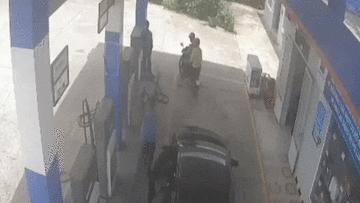 Vợ đạp nhầm chân ga, húc chồng và nhân viên cây xăng ngã dúi dụi