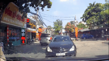 Đi ngược chiều, tài xế Mercedes chỉ tay bắt xe khác phải tránh