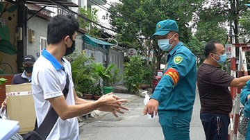 Phong tỏa đường số 10: Dân tiếp tế thực phẩm, hàng quán ngừng kinh doanh