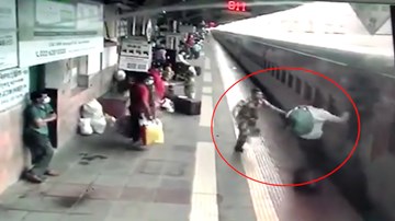Khoảnh khắc nhân viên sân ga cứu hành khách suýt bị tàu hỏa cuốn