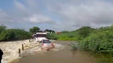 Ô tô bị trôi khi cố lao qua dòng nước lũ, 2 người may mắn thoát chết