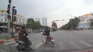 Cùng đi sai làn, cố vượt đèn đỏ, 2 xe máy 'gặp nhau' giữa ngã tư