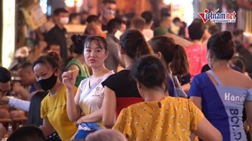 Sát giờ giới nghiêm, phố Tây Hà Nội tấp nập như trẩy hội