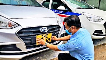 Ngày đầu thực hiện đổi biển xe kinh doanh từ màu trắng sang vàng