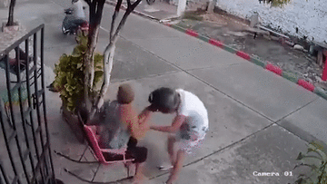 Giật điện thoại của cụ bà, 2 tên cướp choáng váng