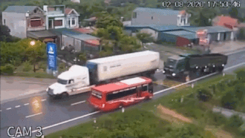 Trời mưa, xe đầu kéo vượt ẩu ép xe khách lao xuống vệ đường