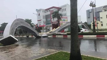 Mưa lớn, gió mạnh giật đổ cổng chào cao 7m ở Bà Rịa