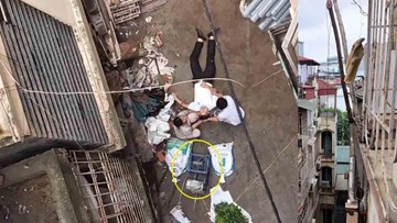 Hà Nội: Xe rùa từ tầng 5 rơi trúng người đàn ông đang đi đường