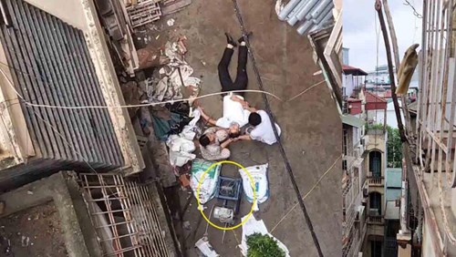 Hà Nội: Xe rùa từ tầng 5 rơi trúng người đàn ông đang đi đường