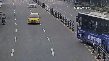 Hành động bất ngờ của khách khiến ô tô ‘drift’ vào xe buýt đang quay đầu