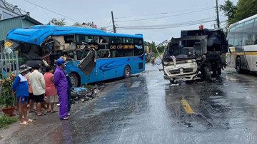 Đồng Tháp: Xe giường nằm và xe gom rác tông nhau, 3 người văng xuống đường