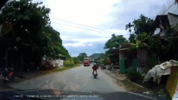 Tránh cụ già, người phụ nữ đi xe máy loạng choạng suýt bị xe đầu kéo cán