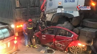Hà Nội: Container đâm ô tô con khiến 4 người thương vong
