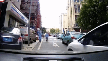 Vượt ẩu, ôtô hất văng người đi bộ rồi lật nghiêng trên phố