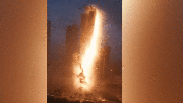 Khoảnh khắc sét đánh trúng cột điện cao thế, tòa nhà sáng rực như ngọn đuốc