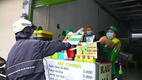 Muôn kiểu hàng quán đề phòng Covid-19 tái bùng phát ở TP.HCM