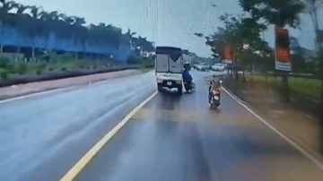 Xe tải va chạm với xe máy, người đi đường tung clip chỉ rõ nguyên nhân