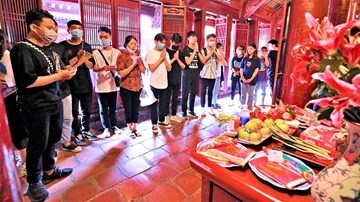 Sĩ tử kín mít khẩu trang đến Văn Miếu cầu may