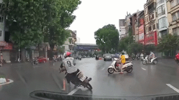 Hai thanh niên vượt ẩu và cú phanh trượt ‘hạ gục’ cô gái trước mũi ô tô