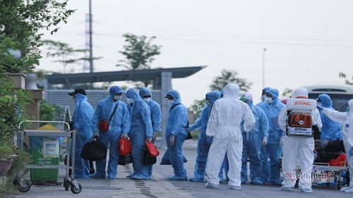 Hai thông báo khẩn tìm người trên chuyến bay và đi dự tiệc