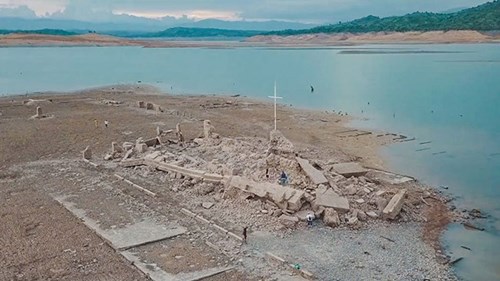 Thị trấn chìm dưới nước nổi lên sau 50 năm, dân cho rằng điềm lành đang đến