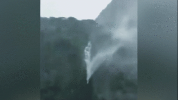 Trung Quốc: Bão Hagupit thổi ngược dòng chảy thác nước lớn