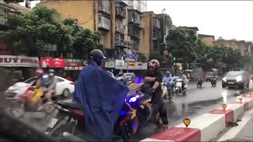 Chạy xe ngược chiều trên cầu vượt, thanh niên gặp trai 'Tây' và cái kết