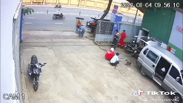 Giúp đỡ thanh niên bán hàng rong và cái kết khiến nhiều người bất bình