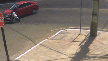 Người phụ nữ bị miệng cống 'nuốt chửng' sau va chạm với ô tô