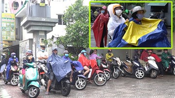 Thi tốt nghiệp THPT: Phụ huynh ướt sũng, đội mưa tầm tã đợi con thi Toán