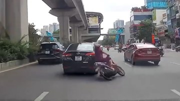 Vượt ẩu, xế hộp ‘đốn ngã’ người phụ nữ đi xe máy rồi tăng ga bỏ chạy