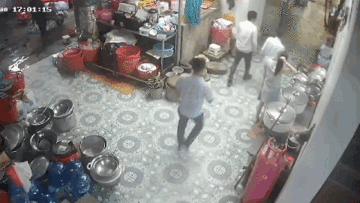 Sàm sỡ cô gái lạ trong quán, nam thanh niên bị đấm liên tục vào mặt