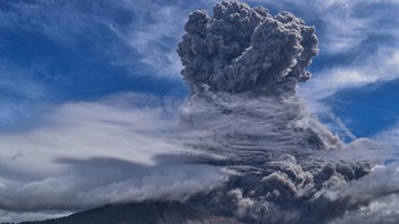 Khoảnh khắc núi lửa ở Indonesia phun trào, cột tro bụi cao hàng km